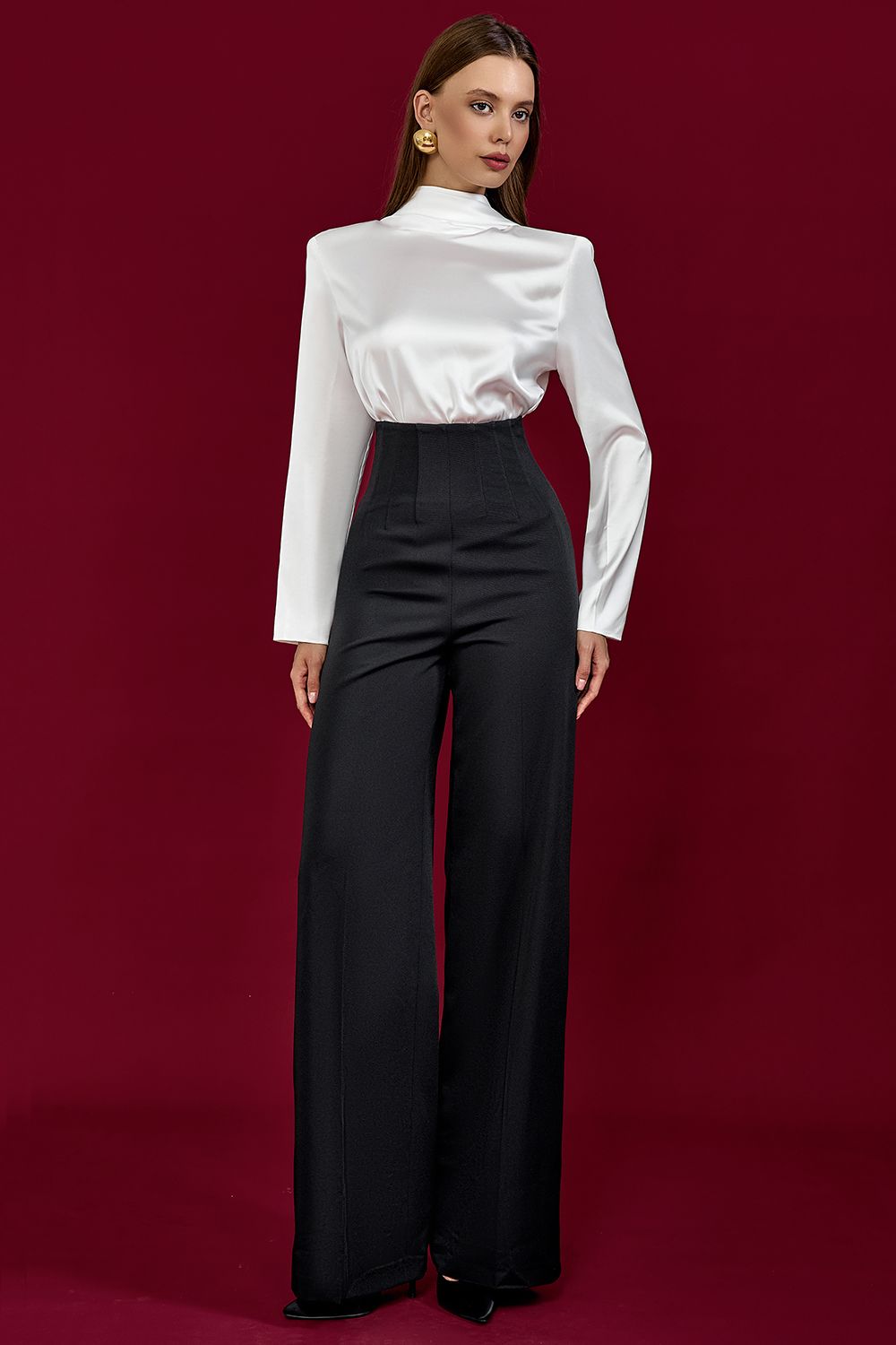Blusa de satén con espalda abierta y drapeado.
